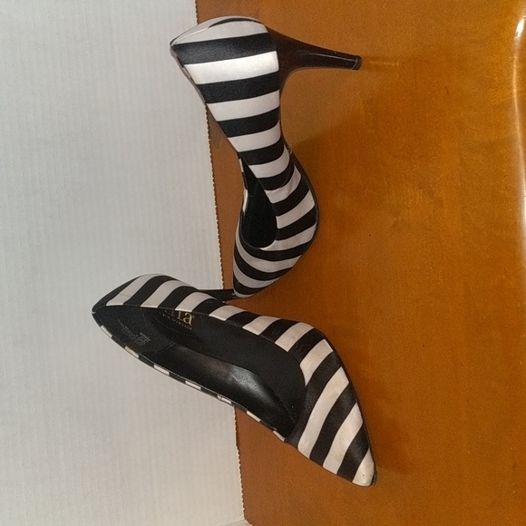 Women's 5 - Picture 1 of 2